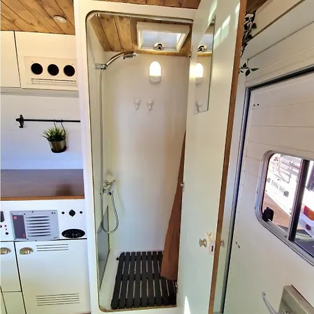 Camper Estatico Solo Alojar En El Frente Del Mar