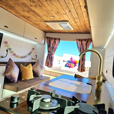 Kamp alanı Camper Estatico Solo Alojar En El Frente Del Mar