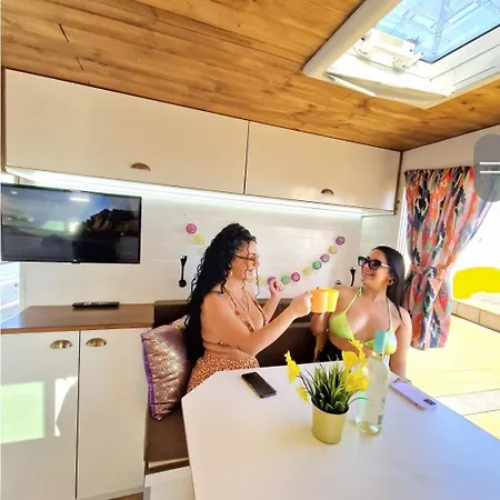 Kamp alanı Camper Estatico Solo Alojar En El Frente Del Mar