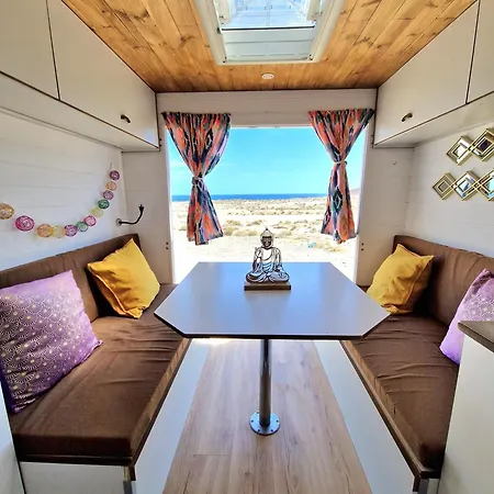 Camper Estatico Solo Para Alojar En El Frente Del Mar Campsite